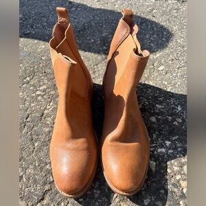 Size 8.5 women’s boots. Great shape!